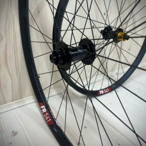 Enduro-Laufradsatz Felgen: DTSwiss FR541 – 29″ vorne, 27,5″ hinten Naben: Tune Kill Hill / Climb Hill – Boost Standard Achsen: 110×15 mm (VR) / 148×12 mm (HR) Freilauf: Microspline – andere Systeme auf Anfrage Speichen: Alpina Aero – für maximale Stabilität bei minimalem Gewicht Nippel: Sapim Aluminium Bremsscheibenaufnahme: Centerlock Gewicht: ca. 1860 g Tubeless Ready: Ja