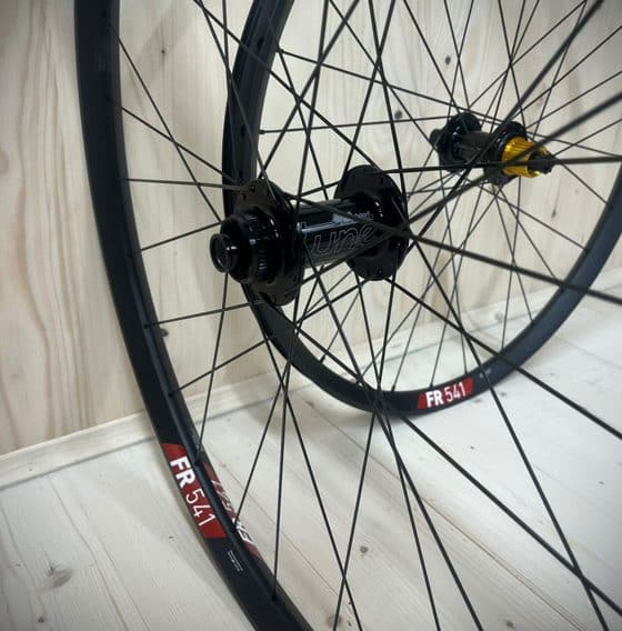 Enduro-Laufradsatz Felgen: DTSwiss FR541 – 29″ vorne, 27,5″ hinten Naben: Tune Kill Hill / Climb Hill – Boost Standard Achsen: 110×15 mm (VR) / 148×12 mm (HR) Freilauf: Microspline – andere Systeme auf Anfrage Speichen: Alpina Aero – für maximale Stabilität bei minimalem Gewicht Nippel: Sapim Aluminium Bremsscheibenaufnahme: Centerlock Gewicht: ca. 1860 g Tubeless Ready: Ja